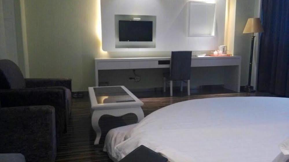 New Zhongxun Business Hotel Yueyang Екстериор снимка
